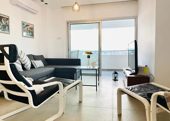 Panoramic Seaside Getaway, 2-br Penthouse 拉纳卡