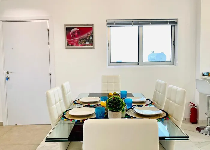 Panoramic Seaside Getaway, 2-br Penthouse * 拉纳卡