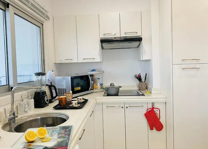 Panoramic Seaside Getaway, 2-br Penthouse 拉纳卡