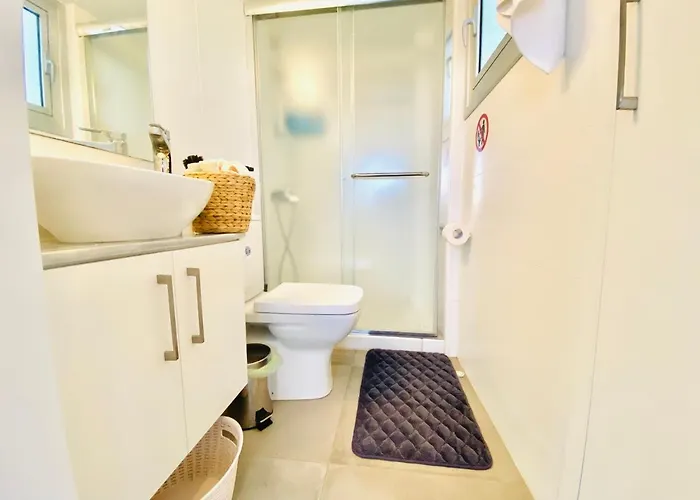 Panoramic Seaside Getaway, 2-br Penthouse Larnaca