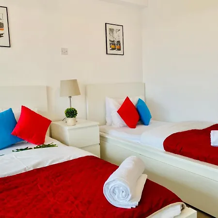 Lägenhet Panoramic Seaside Getaway, 2-br Penthouse Larnaca