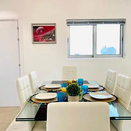 Panoramic Seaside Getaway, 2-br Penthouse * Larnaca